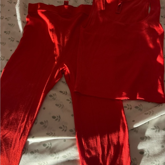 sold.cotton rib tank and legging from skims in the color ruby - Picture 2 of 4